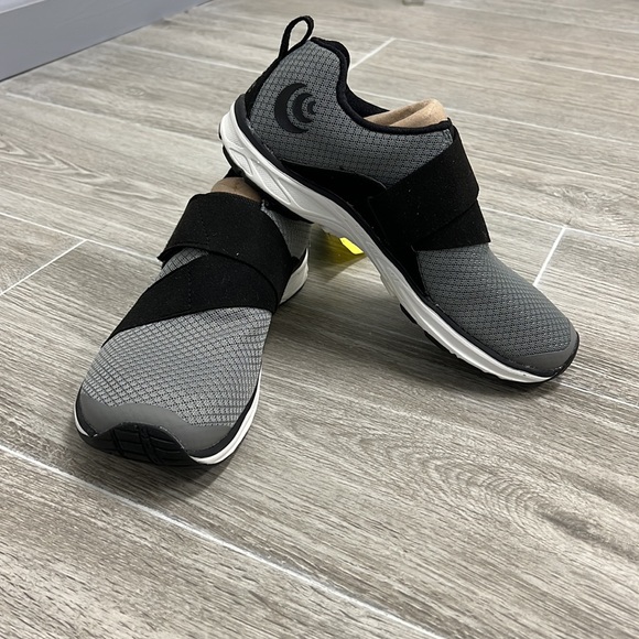 NWOT Topo Athletic Women's W-Cor Shoe, Grey/Black - Picture 2 of 8